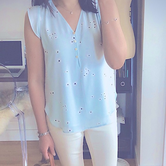 LOFT Blossom Henley Flutter Shell blouse. Size.M - Picture 3 of 13